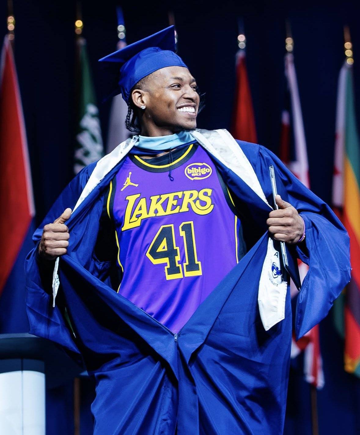 球速体育官网包含洛杉矶湖人迎亚冠关键赛，今晨复出首秀，媒体盛赞，更衣室氛围转暖的词条