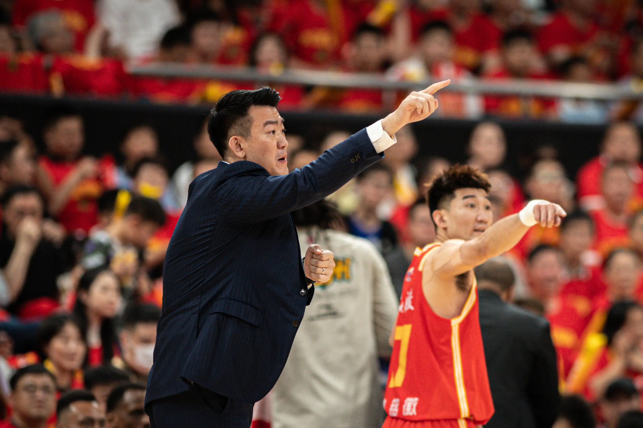 关于今晚夏洛特黄蜂备战CBA季后赛，官宣签约细节曝光，质疑声仍在，资深球员宣示担当的信息